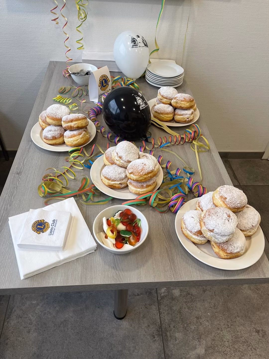 Berliner auf dem geschmückten Tisch