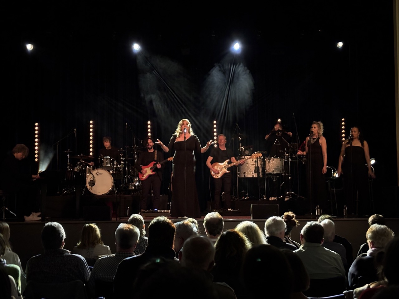 Edelle auf der Bühne mit Ihrer Band